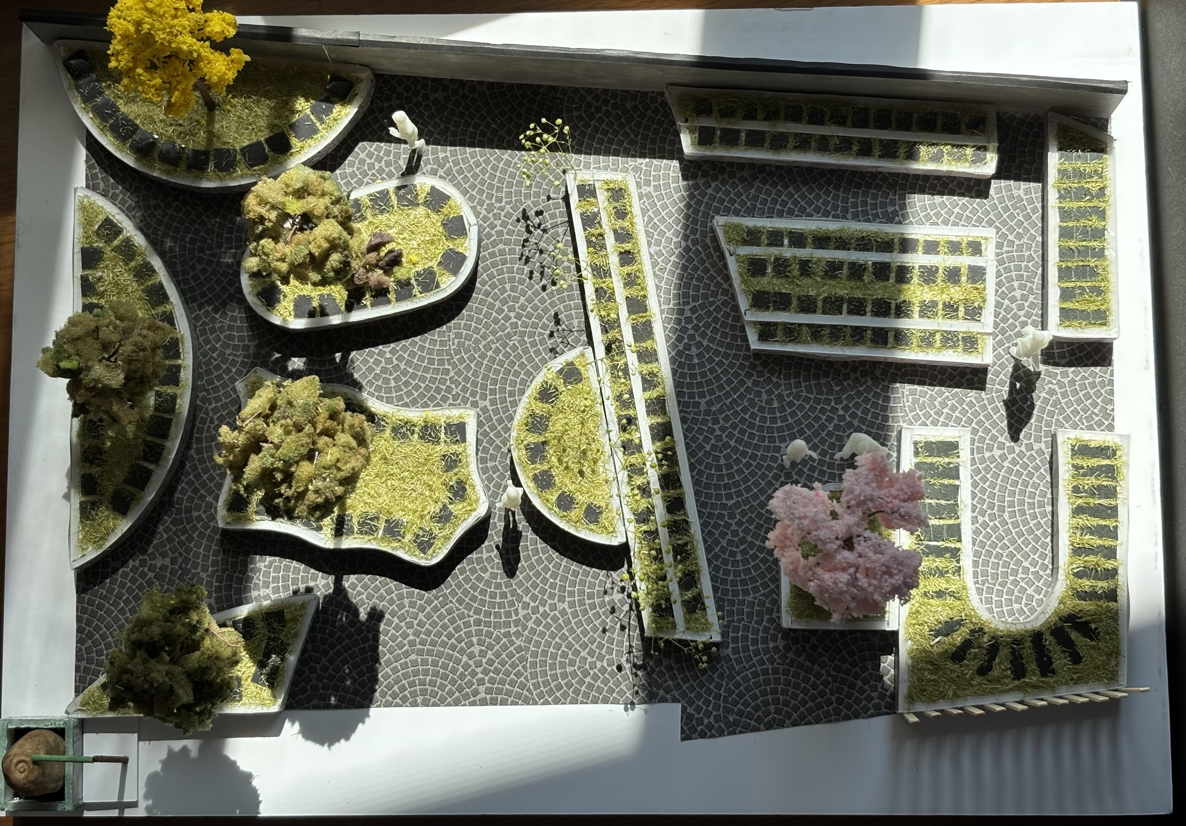 外構・造園模型 - 植栽・石畳・花壇を精密再現